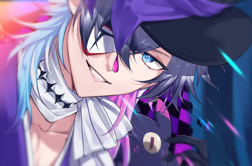 1boy bishounen blue_eyes blue_hair collarbone creature creature_on_shoulder eyeshadow gavis_bettel grey_hair hair_between_eyes hat hat_ribbon highres holostars holostars_english looking_to_the_side makeup male_focus mask_over_one_eye multicolored_hair on_shoulder parted_lips phantom_(gavis_bettel) pink_eyeshadow pink_lips portrait ribbon scarf smile solo top_hat tsukky twitter_username virtual_youtuber white_scarf