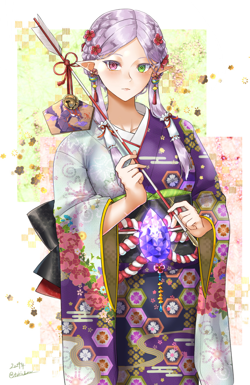 1girl 2024 absurdres alternate_costume arrow_(projectile) artist_name chinese_zodiac closed_mouth collarbone commentary_request crystal fire_emblem fire_emblem:_the_binding_blade fire_emblem_heroes green_background green_eyes heterochromia highres holding holding_arrow idunn_(fire_emblem) japanese_clothes kimono medium_hair multicolored_background multicolored_clothes multicolored_kimono new_year parted_bangs pink_background pink_eyes pointy_ears purple_hair rope shimenawa slit_pupils solo tsukimura_(d24f4z8j3t) white_background year_of_the_dragon