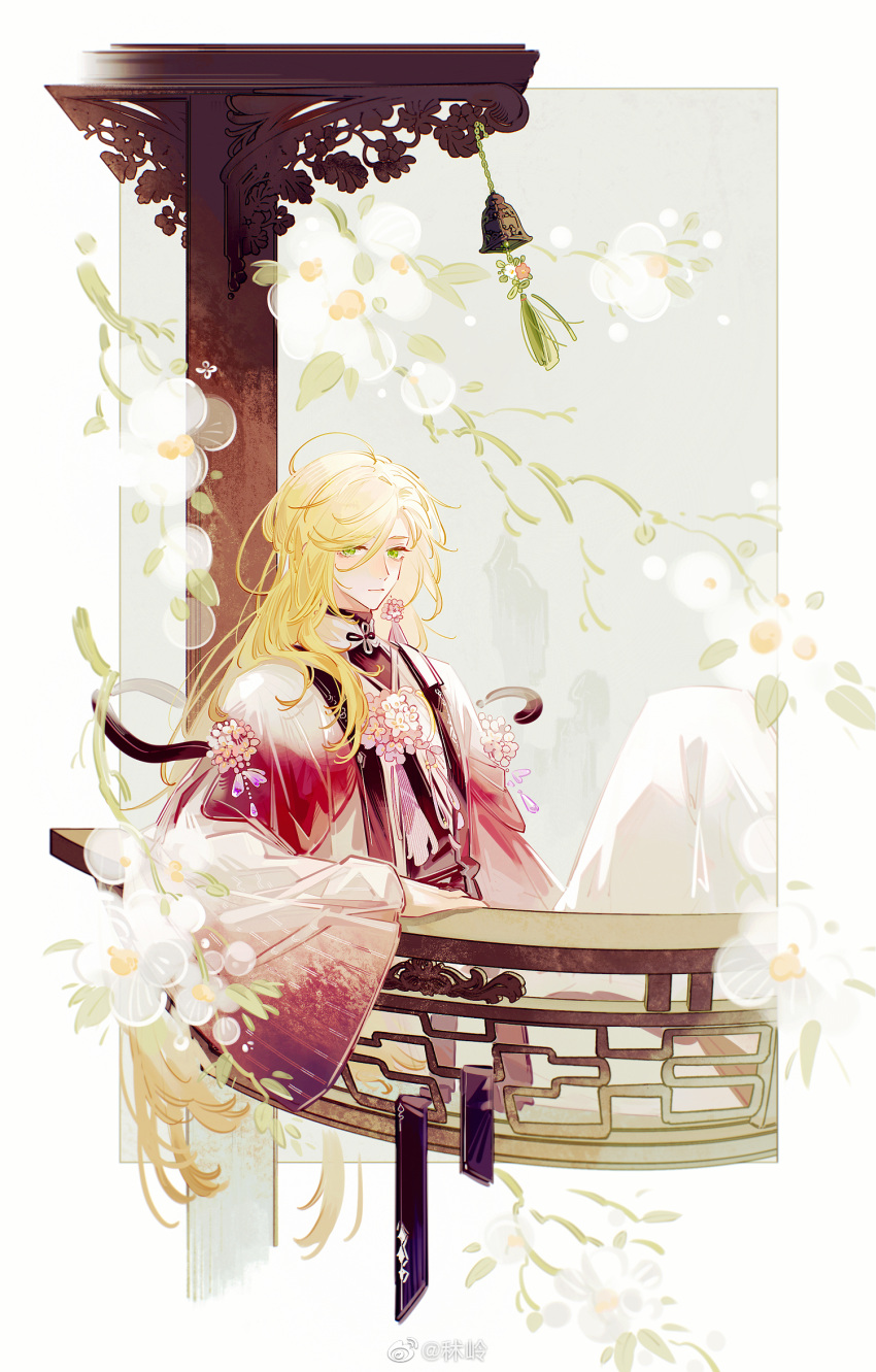 1boy alternate_color arm_rest bell black_shirt blonde_hair cherry_blossoms closed_mouth earrings feet_out_of_frame flower flower_earrings flower_ornament gradient_clothes green_eyes highres jewelry light_smile long_hair long_sleeves looking_at_viewer male_focus official_alternate_costume pink_flower railing red_robe robe shirt shuling single_earring sitting solo swept_bangs tassel tassel_earrings the_tale_of_food turtleneck white_flower white_robe wide_sleeves yangzhou_fried_rice_(the_tale_of_food)