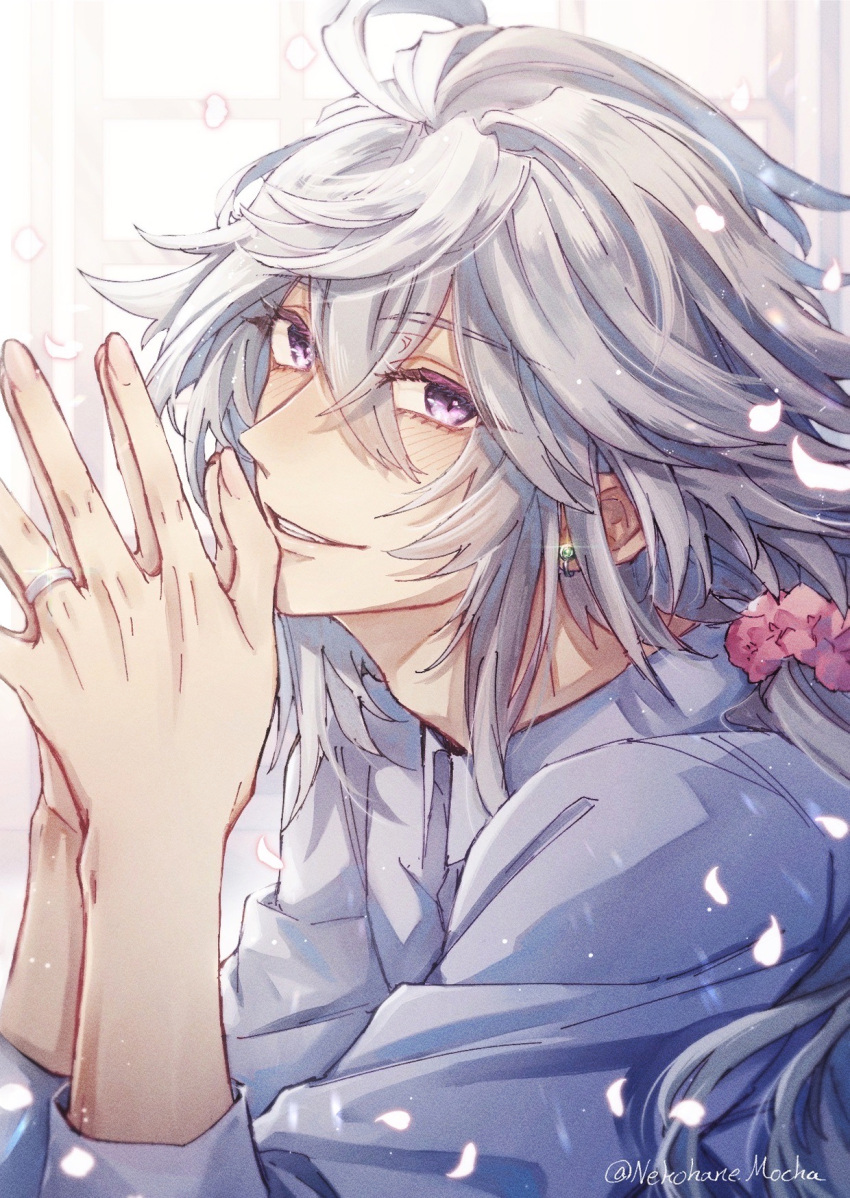 1boy ahoge alternate_costume artist_name blush collared_shirt earrings falling_petals fate/grand_order fate_(series) film_grain glint glowing glowing_petals grin hair_between_eyes highres jewelry long_hair long_sleeves looking_at_viewer male_focus merlin_(fate) nekohanemocha own_hands_together palms_together petals ring robe shirt sidelocks simple_background smile solo twitter_username upper_body violet_eyes white_hair white_shirt window wing_collar