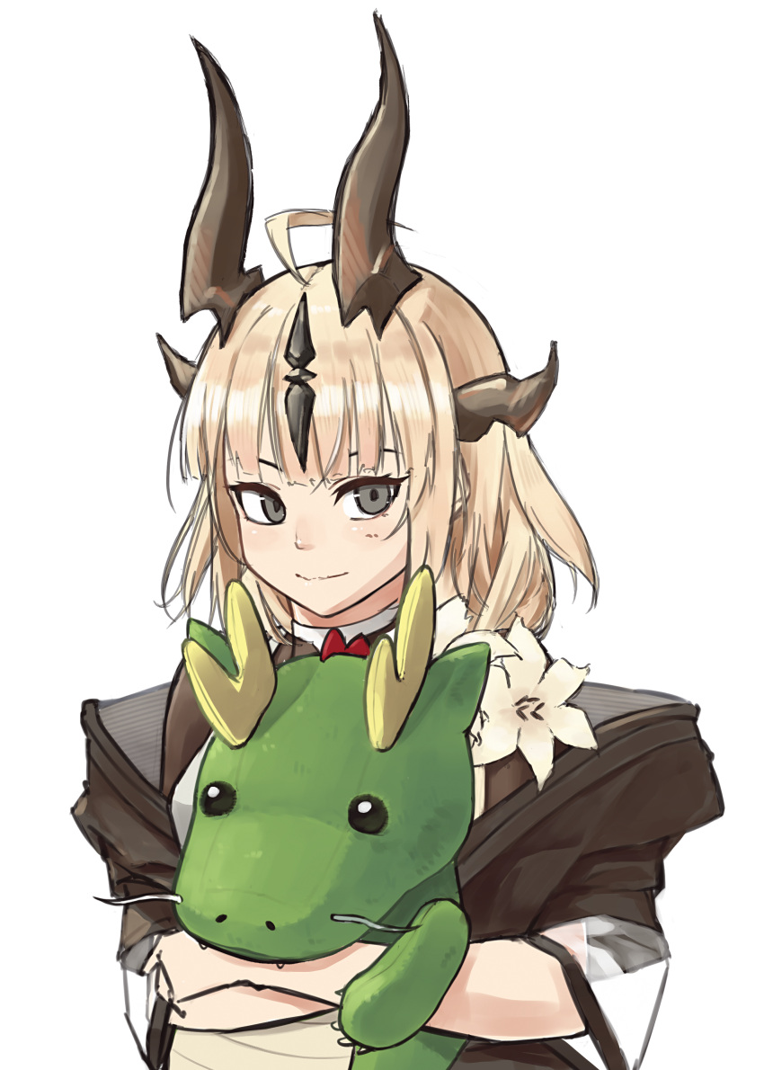 1girl absurdres ahoge arknights black_jacket black_shirt blonde_hair dragon_girl dragon_horns flower highres holding holding_stuffed_toy horns jacket long_hair looking_at_viewer reed_(arknights) shirt simple_background smile solo stuffed_animal stuffed_dragon stuffed_toy tubuan_(tubuan03) upper_body white_background white_flower