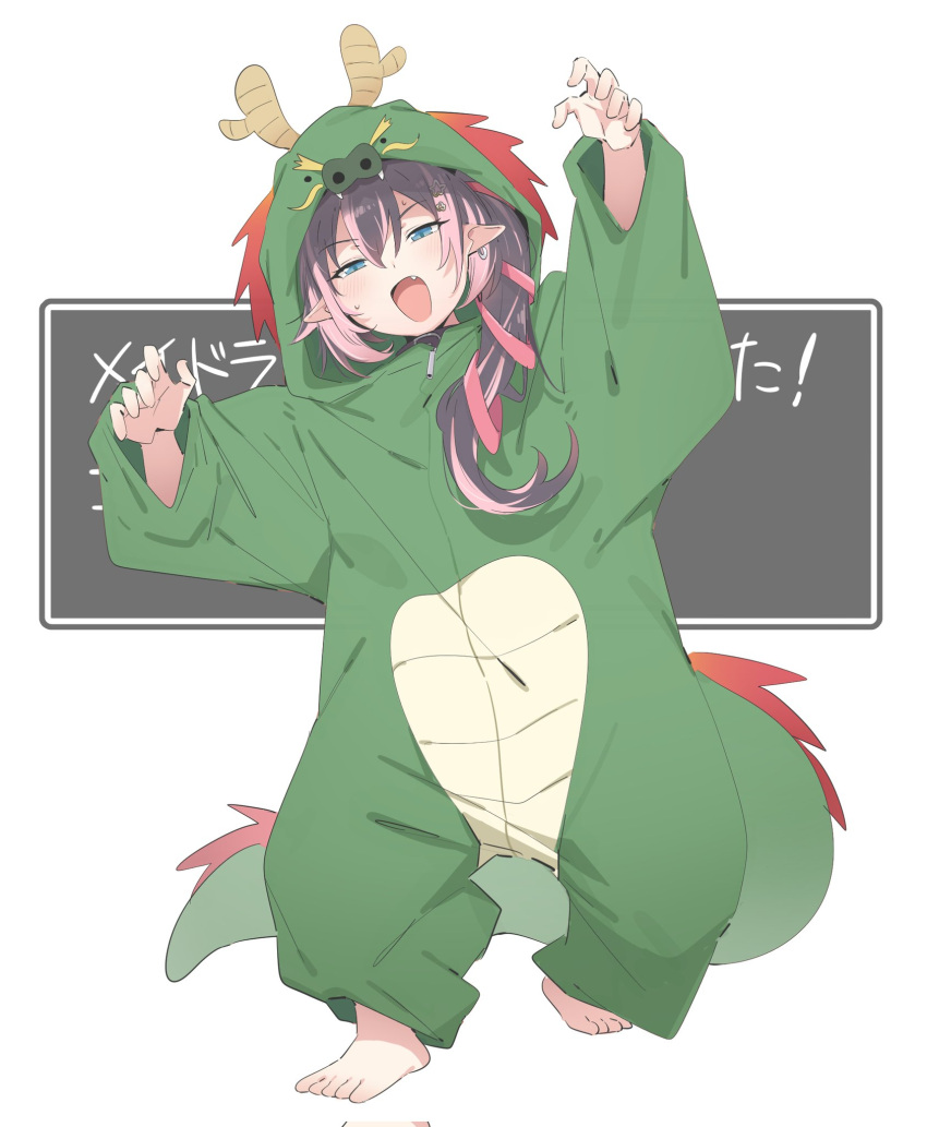 1girl alternate_costume animal_costume barefoot black_hair blush claw_pose commentary_request corrupted_twitter_file dragon_costume earrings fang full_body hair_between_eyes hair_ribbon hevuemon highres hood hood_up jewelry long_bangs long_hair looking_at_viewer multicolored_hair nanashi_inc. oinomori_may one_side_up onesie open_mouth pink_hair pink_ribbon pointy_ears ribbon single_earring smile solo translation_request two-tone_hair virtual_youtuber white_background zipper