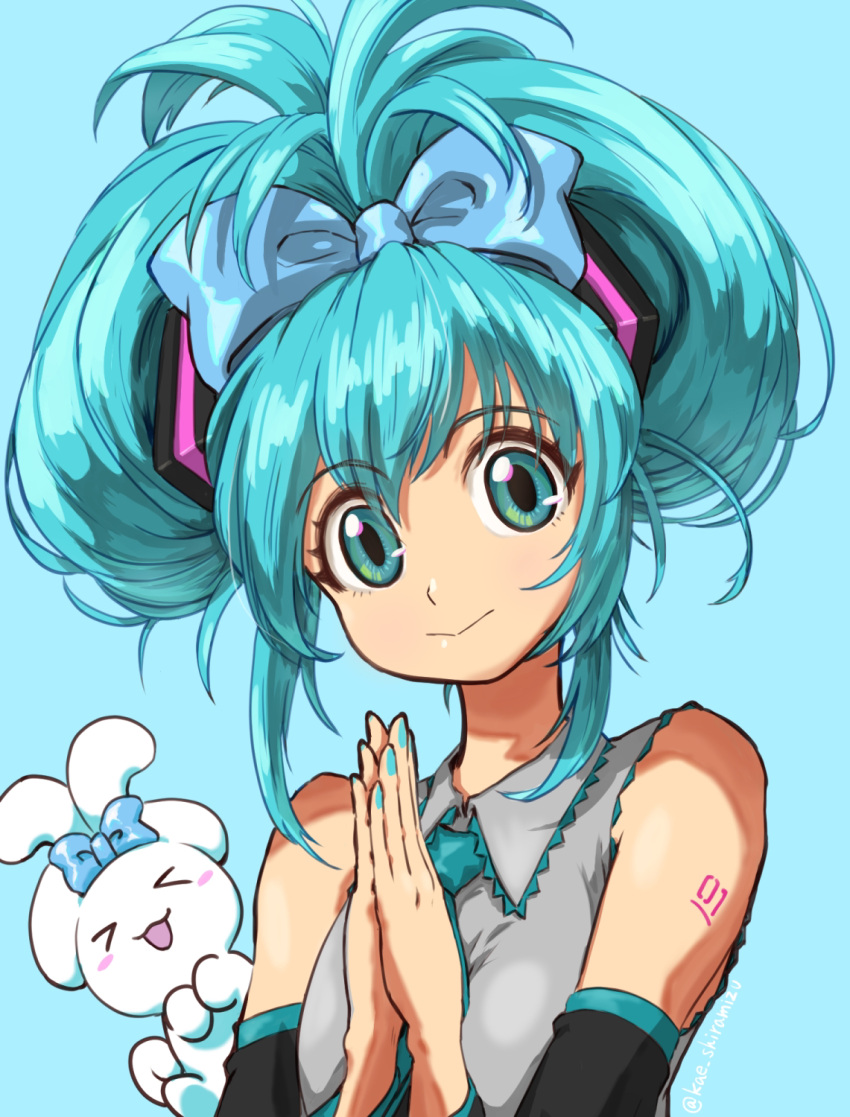 &gt;_&lt; 1girl :&gt; alternate_hairstyle aqua_eyes aqua_hair aqua_nails aqua_necktie arm_tattoo black_sleeves blue_background blue_bow bow cinnamiku closed_mouth creature detached_sleeves fingernails grey_shirt hair_bow hatsune_miku high_ponytail highres kae_shiramizu looking_at_viewer medium_hair necktie own_hands_together shirt simple_background sleeveless sleeveless_shirt smile tattoo twitter_username upper_body vocaloid