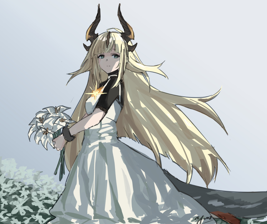 1girl absurdres arknights blonde_hair bodystocking dragon_girl dragon_horns dragon_tail dress flower from_side green_eyes grey_background highres holding holding_flower horns long_hair looking_at_viewer official_alternate_costume reed_(arknights) reed_the_flame_shadow_(arknights) short_sleeves signature simple_background sleeveless sleeveless_dress solo spaghetti_strap tail very_long_hair white_dress white_flower yazu_(zoddiacz)