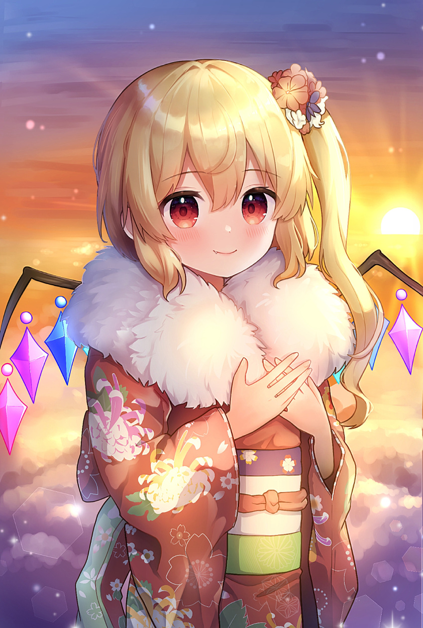 1girl absurdres alternate_costume blonde_hair clouds commentary crystal fang fang_out flandre_scarlet floral_print fur-trimmed_kimono fur_collar fur_trim hair_ornament highres japanese_clothes kimono looking_at_viewer nene_man no_headwear obi one_side_up outdoors print_kimono red_eyes red_kimono sash sky smile solo sunset touhou wings