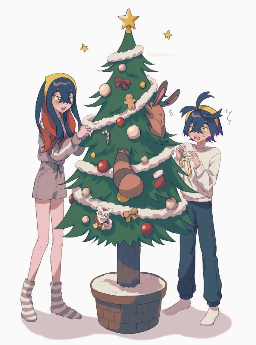 1boy 1girl black_hair black_pants brother_and_sister brown_fur candy candy_cane carmine_(pokemon) christmas christmas_tree colored_inner_hair commentary_request crossed_bangs food full_body grey_shirt grey_shorts hairband highres kieran_(pokemon) long_hair multicolored_hair no_shoes open_mouth pants pokemon pokemon_(creature) pokemon_sv purple_hair redhead saba_chimera sentret shirt shorts siblings simple_background socks standing striped striped_socks tail teeth two-tone_hair white_background white_socks yellow_eyes yellow_hairband