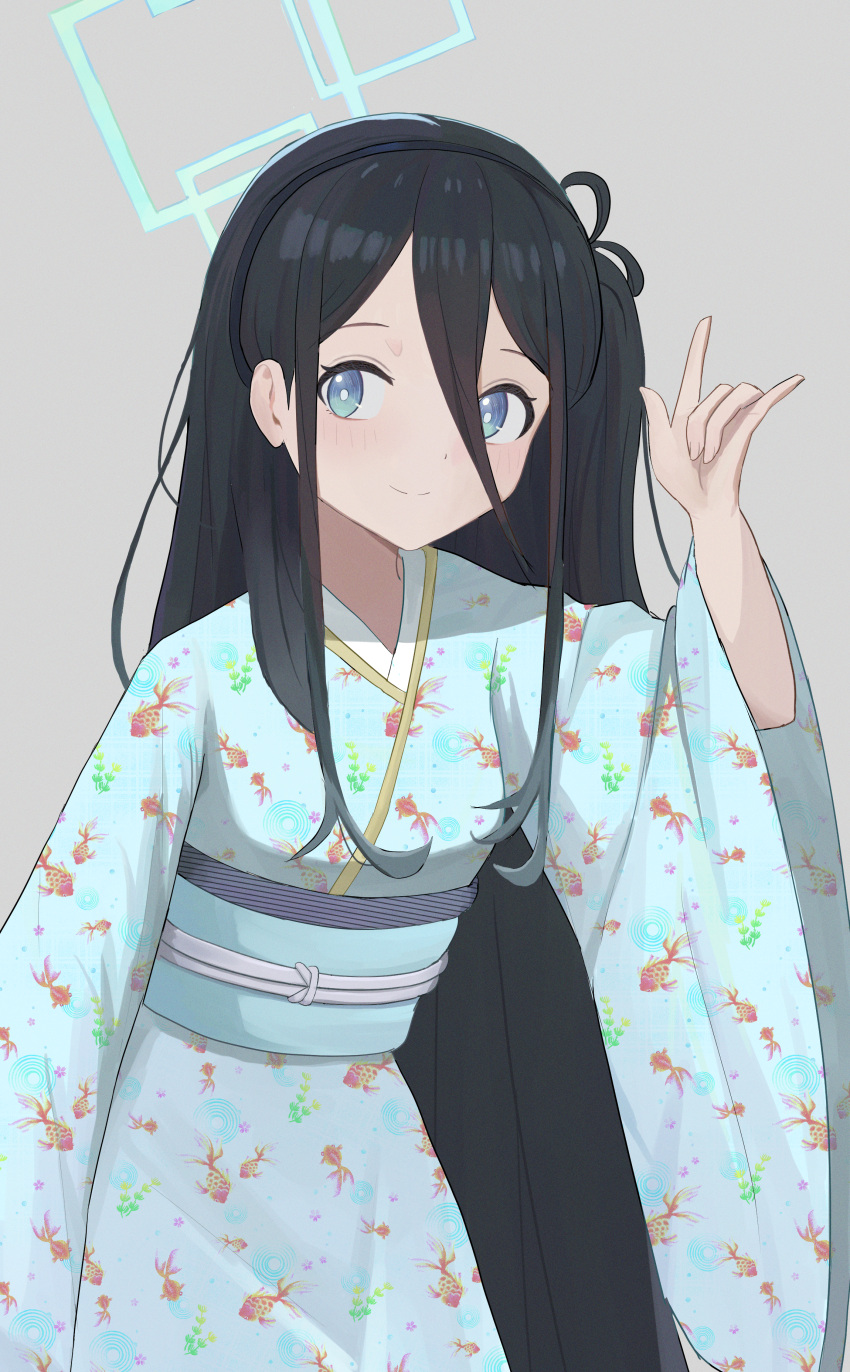 1girl \m/ absurdres animal_print aris_(blue_archive) black_hair blue_archive blue_eyes fish_print goldfish_print halo hand_up highres japanese_clothes kimono kumare_yuki long_bangs long_hair long_sleeves looking_to_the_side obi one_side_up sash smile solo very_long_hair wide_sleeves