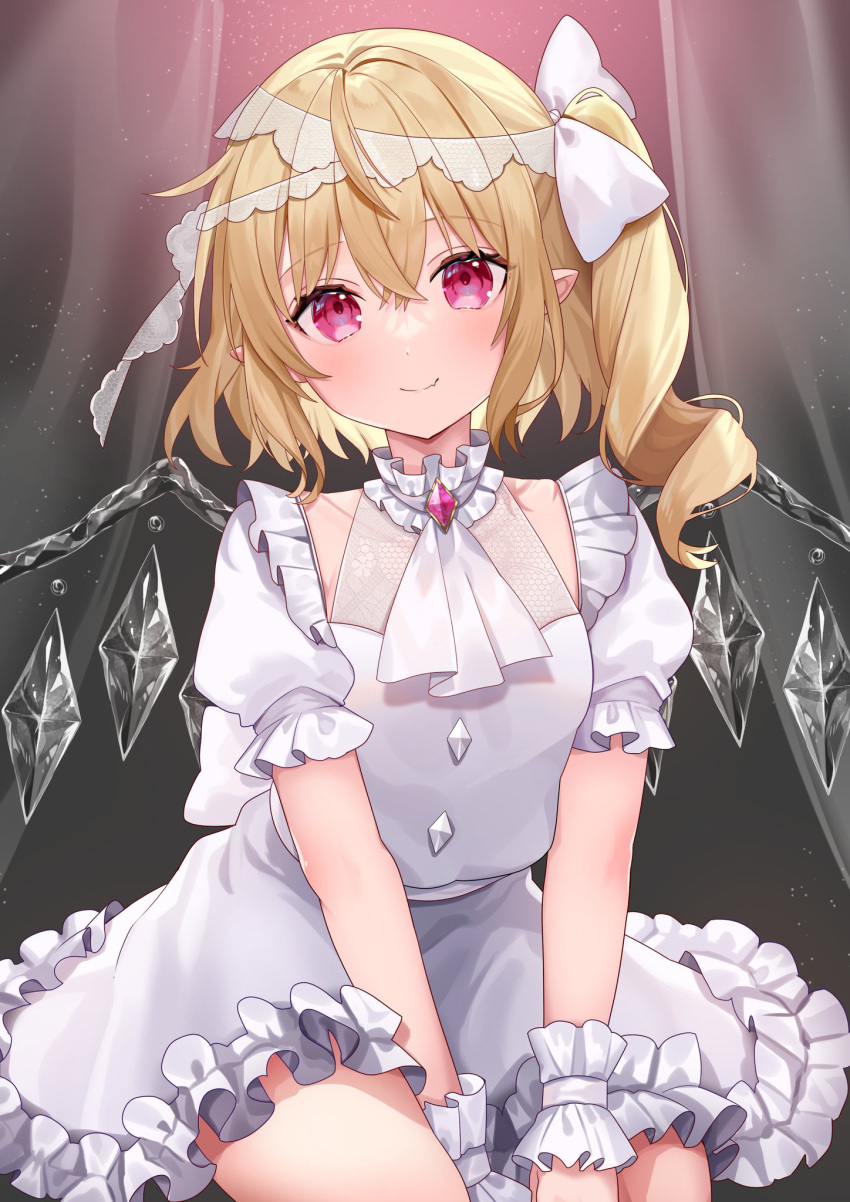 1girl alternate_color alternate_costume ascot between_legs black_background blonde_hair blush bow buttons closed_mouth commentary cowboy_shot crossed_bangs crystal_wings curtains diamond_button drill_hair fang flandre_scarlet frilled_skirt frilled_sleeves frills gem hair_between_eyes hair_bow hair_ribbon hand_between_legs highres looking_at_viewer pointy_ears puffy_short_sleeves puffy_sleeves red_eyes red_gemstone ribbon shirt short_sleeves side_drill simple_background sitting skin_fang skirt smile solo touhou usushio white_ascot white_bow white_ribbon white_shirt white_skirt white_wrist_cuffs wrist_cuffs