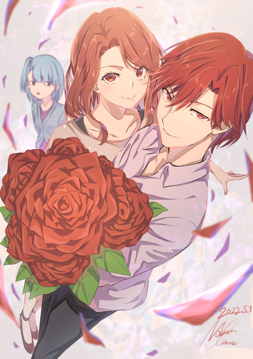 1boy 2girls absurdres black_pants blue_hair blue_jacket bouquet closed_mouth collarbone collared_shirt dated enji_(mona_lisa_no_zaregoto) flower highres hisame_(mona_lisa_no_zaregoto) holding holding_bouquet jacket long_hair looking_at_viewer mona_lisa_no_zaregoto multiple_girls noboru_imae one_side_up pants purple_shirt red_eyes red_flower red_rose redhead rose shirt short_hair signature smile sora_(mona_lisa_no_zaregoto) standing