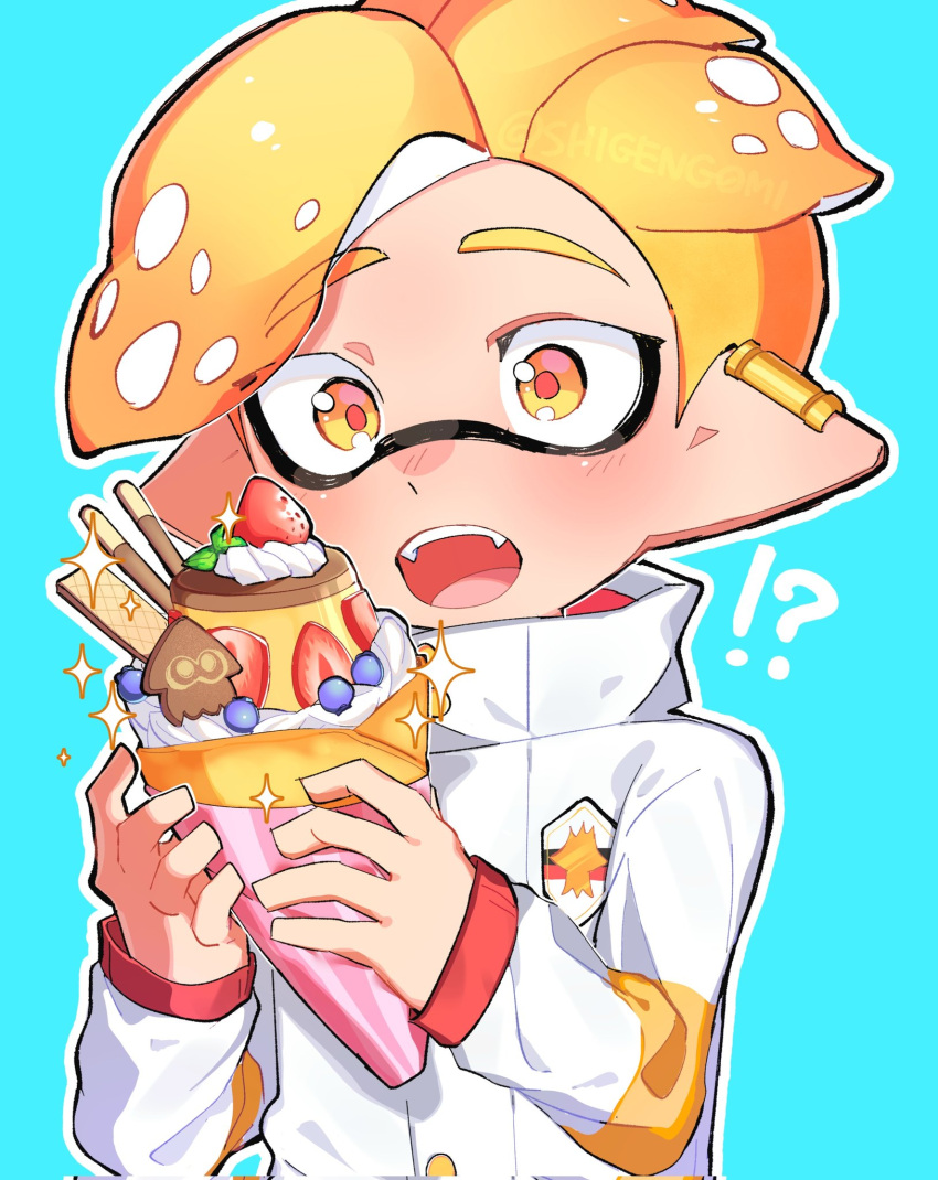 !? 1boy blonde_hair blue_background chocolate commentary_request food fruit highres holding holding_food inkling inkling_boy jacket open_mouth parfait pointy_ears shigeng0mi short_hair simple_background solo sparkle splatoon_(series) splatoon_3 strawberry teeth tentacle_hair turtleneck turtleneck_jacket upper_body upper_teeth_only white_jacket yellow_eyes