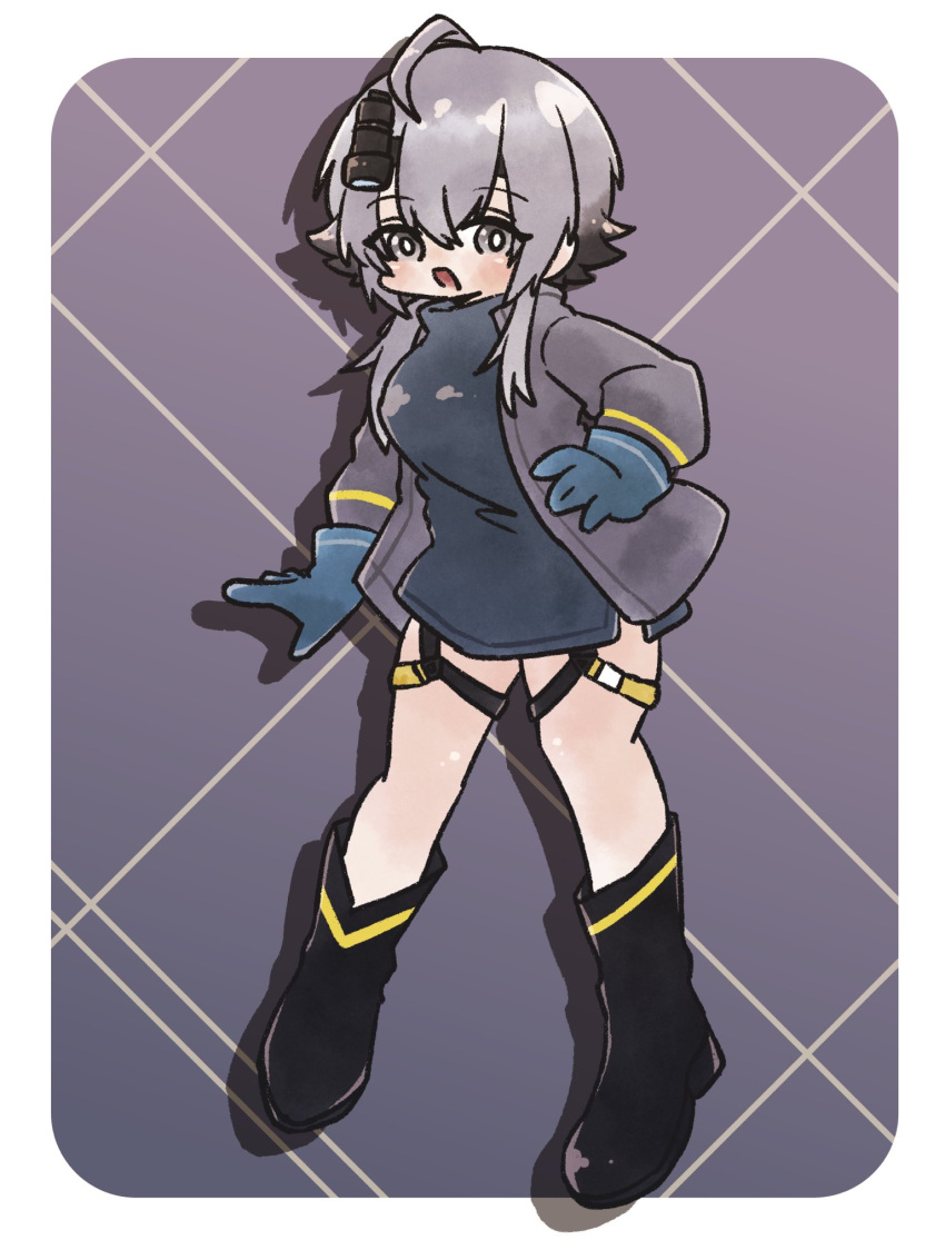 1girl ahoge arknights bare_legs black_eyeliner black_footwear blue_gloves blue_shirt boots breasts eyeliner full_body gloves grey_eyes grey_hair grey_jacket hair_behind_ear hair_between_eyes headlamp highres jacket knee_cutout looking_at_viewer makeup mayer_(arknights) mayer_(visionblazer_in_the_courtyard)_(arknights) medium_breasts nunnuje_a_u_e open_mouth shadow shirt short_hair_with_long_locks simple_background solo standing thigh_strap yellow_stripes