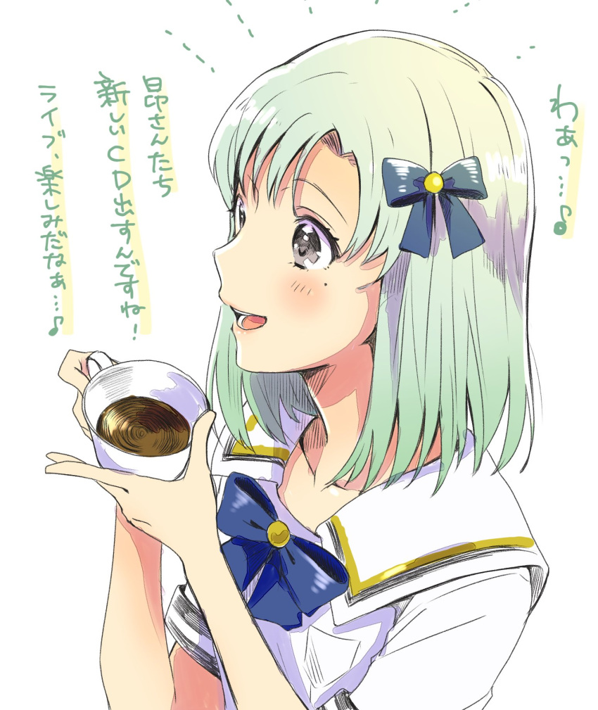 1girl asymmetrical_bangs blue_bow blue_bowtie bow bowtie character_request check_copyright collared_shirt commentary_request copyright_request cup drink eyelashes green_hair grey_eyes hair_bow highres holding holding_drink idolmaster light_blush looking_ahead medium_hair mole mole_under_eye notice_lines open_mouth parted_bangs pocket shirt short_sleeves simple_background smile solo tea teacup teeth translation_request upper_body white_background white_shirt white_sleeves witoi_(roa)