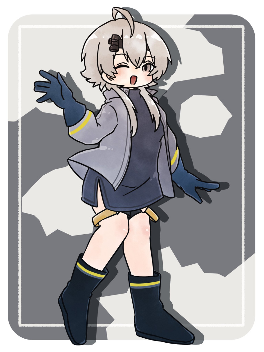 1girl ahoge arknights arms_up bare_legs black_eyeliner black_footwear blue_gloves blue_shirt boots eyeliner full_body gloves grey_eyes grey_hair grey_jacket hair_behind_ear hair_between_eyes headlamp highres jacket knee_cutout looking_at_viewer makeup mayer_(arknights) mayer_(visionblazer_in_the_courtyard)_(arknights) nunnuje_a_u_e one_eye_closed open_mouth shadow shirt short_hair_with_long_locks simple_background solo standing thigh_strap waving yellow_stripes