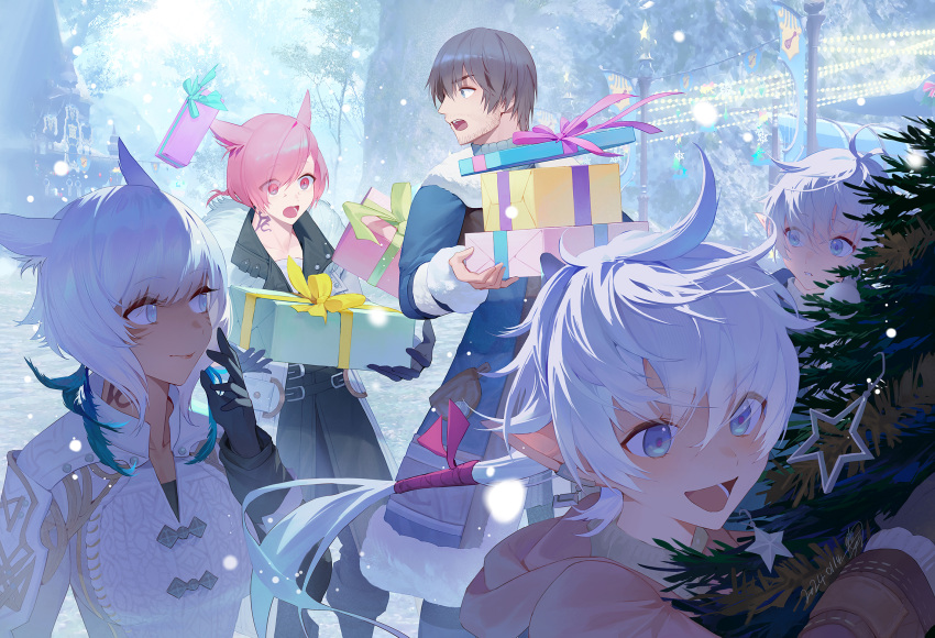 2girls 3boys :d adventurer_(ff14) alisaie_leveilleur alphinaud_leveilleur alternate_costume animal_ears antenna_hair black_gloves blue_coat blue_eyes box brown_hair cat_ears christmas christmas_lights christmas_tree coat commentary dated day elezen elf english_commentary eyes_visible_through_hair facial_mark feather_hair_ornament feathers final_fantasy final_fantasy_xiv flag fur-trimmed_coat fur-trimmed_sleeves fur_trim g'raha_tia gift gift_box gloves hair_between_eyes hair_ornament hair_ribbon hand_up highres holding holding_gift hyur looking_at_another looking_back miqo'te mt_(ringofive) multiple_boys multiple_girls neck_tattoo open_mouth outdoors pointy_ears red_eyes redhead ribbon short_hair signature slit_pupils smile snowing swept_bangs tattoo tree walking warrior_of_light_(ff14) white_coat white_hair wide-eyed winter winter_clothes winter_coat y'shtola_rhul