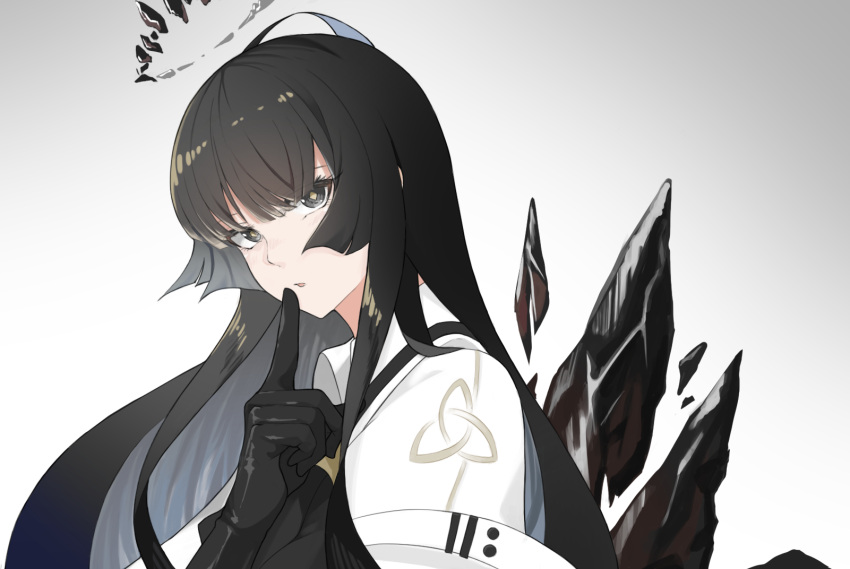 1girl ahoge arknights ascot black_ascot black_gloves black_hair black_halo black_wings broken_halo chinese_commentary collared_jacket colored_inner_hair commentary_request dark_halo detached_wings diamond-shaped_pupils diamond_(shape) energy_wings expressionless eyelashes finger_to_mouth from_side gloves gradient_background grey_background grey_eyes grey_hair hair_flowing_over halo hand_up high_collar highres index_finger_raised jacket long_hair looking_at_viewer looking_to_the_side multicolored_hair pale_skin parted_lips phyntaxias shadow sidelocks solo standing straight_hair symbol-shaped_pupils turning_head two-tone_hair upper_body virtuosa_(arknights) white_jacket wing_collar wings