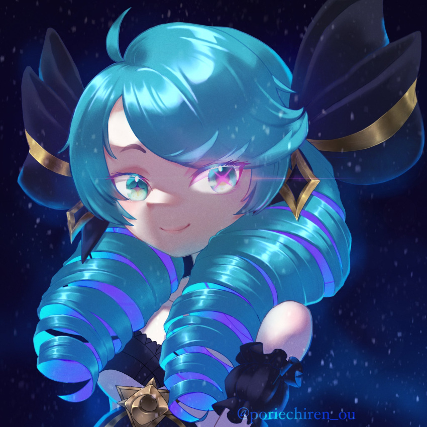 1818san_(poriechiren_ou) 1girl ahoge artist_name bare_shoulders black_bow black_dress black_sleeves bow breasts detached_sleeves dress drill_hair green_eyes green_hair grey_dress gwen_(league_of_legends) hair_bow highres league_of_legends long_hair looking_at_viewer multicolored_hair smile solo starry_background twin_drills twintails two-tone_hair