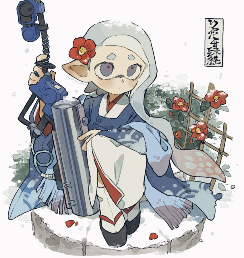 1girl blue_eyes closed_mouth commentary e-liter_4k_(splatoon) fence flower full_body gun hair_flower hair_ornament highres holding holding_gun holding_weapon inkling inkling_girl japanese_clothes kimono long_hair okobo p0m4_p0m4 pointy_ears red_flower sandals simple_background sitting solo splatoon_(series) splatoon_3 symbol-only_commentary tentacle_hair thick_eyebrows translation_request weapon white_background white_hair
