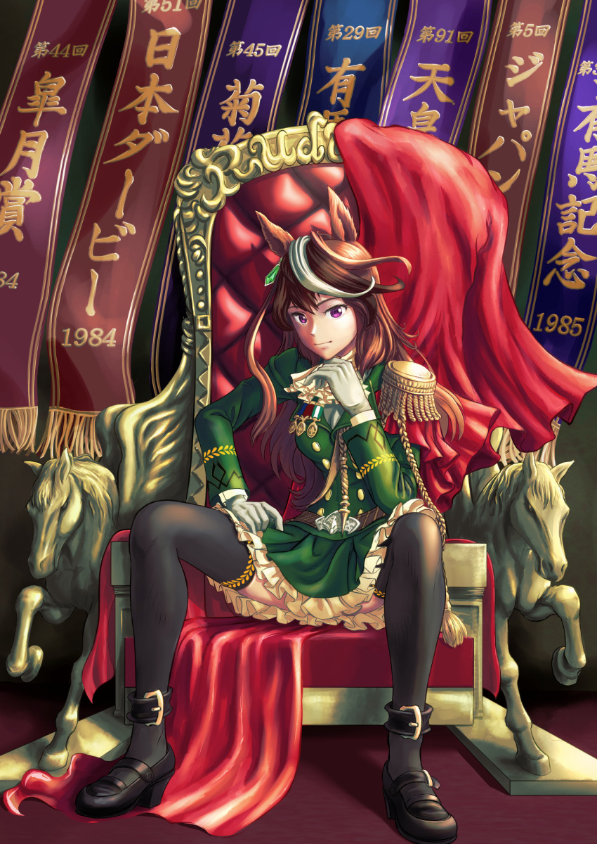 1girl animal_ears black_footwear black_thighhighs brown_hair commentary_request fukami_(trash_sp) gloves green_jacket green_skirt hand_up highres horse_ears jacket long_hair long_sleeves looking_at_viewer mary_janes miniskirt petticoat shoes sitting skirt skirt_set solo symboli_rudolf_(umamusume) thigh-highs translation_request umamusume very_long_hair violet_eyes white_gloves white_hair