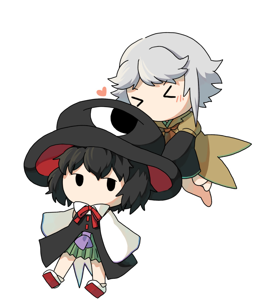 &gt;_&lt; 2others absurdres androgynous ascot baila_kuangzi barefoot black_coat black_eyes black_hair black_headwear black_shirt black_shorts blush_stickers brown_ascot brown_coat chibi chinese_commentary coat collared_shirt commentary_request detached_sleeves enraku_tsubakura green_hakama green_trim grey_hair hakama hakama_short_skirt hakama_skirt hat heart highres houlen_yabusame japanese_clothes layered_sleeves len'en long_sleeves medium_hair multiple_others neck_ribbon no_mouth no_nose other_focus puffy_short_sleeves puffy_sleeves purple_trim red_ribbon ribbon shirt short_hair short_over_long_sleeves short_sleeves shorts simple_background skirt sleeveless sleeveless_coat sleeveless_shirt sleeves_past_fingers sleeves_past_wrists socks solo two-sided_fabric two-sided_headwear white_background white_shirt white_sleeves white_socks