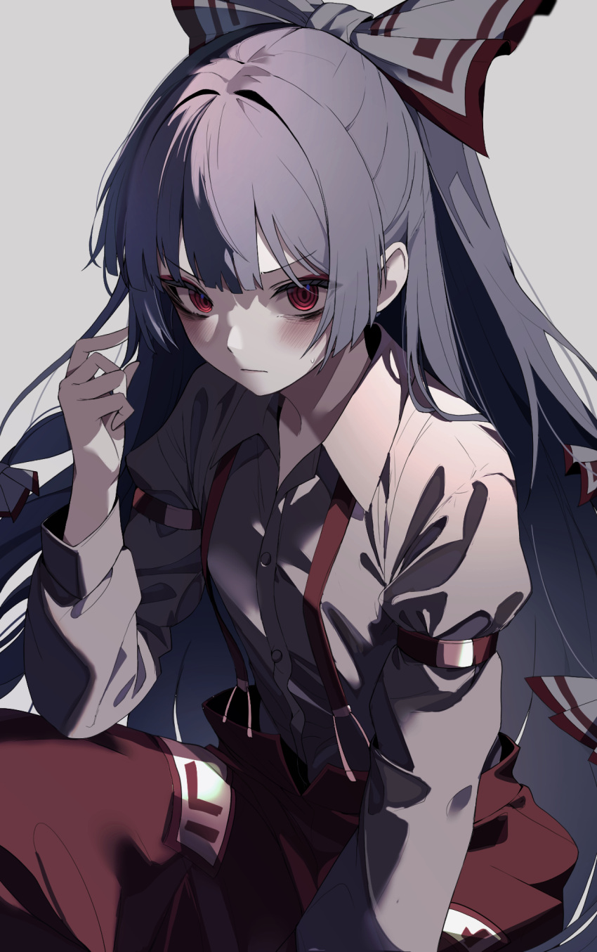 1girl arm_strap bow closed_mouth collared_shirt commentary cowboy_shot expressionless fujiwara_no_mokou grey_background grey_bow grey_hair grey_shirt hair_bow hand_up highres long_hair long_sleeves looking_at_viewer pants red_bow red_eyes red_pants ringed_eyes shirt simple_background solo suspenders touhou two-tone_bow usuuuv very_long_hair