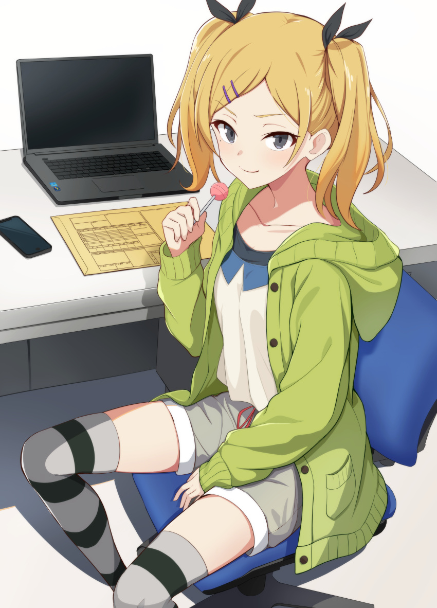 1girl absurdres blonde_hair candy collarbone computer desk food green_sweater grey_eyes grey_shorts grey_thighhighs hair_ornament hairclip highres holding holding_candy holding_food holding_lollipop hood hooded_sweater laptop lollipop mole mole_under_eye parted_bangs shirobako shirt short_hair short_twintails shorts simple_background sitting solo sonoda_345 striped_clothes striped_thighhighs sweater swivel_chair thigh-highs twintails white_background white_shirt yano_erika