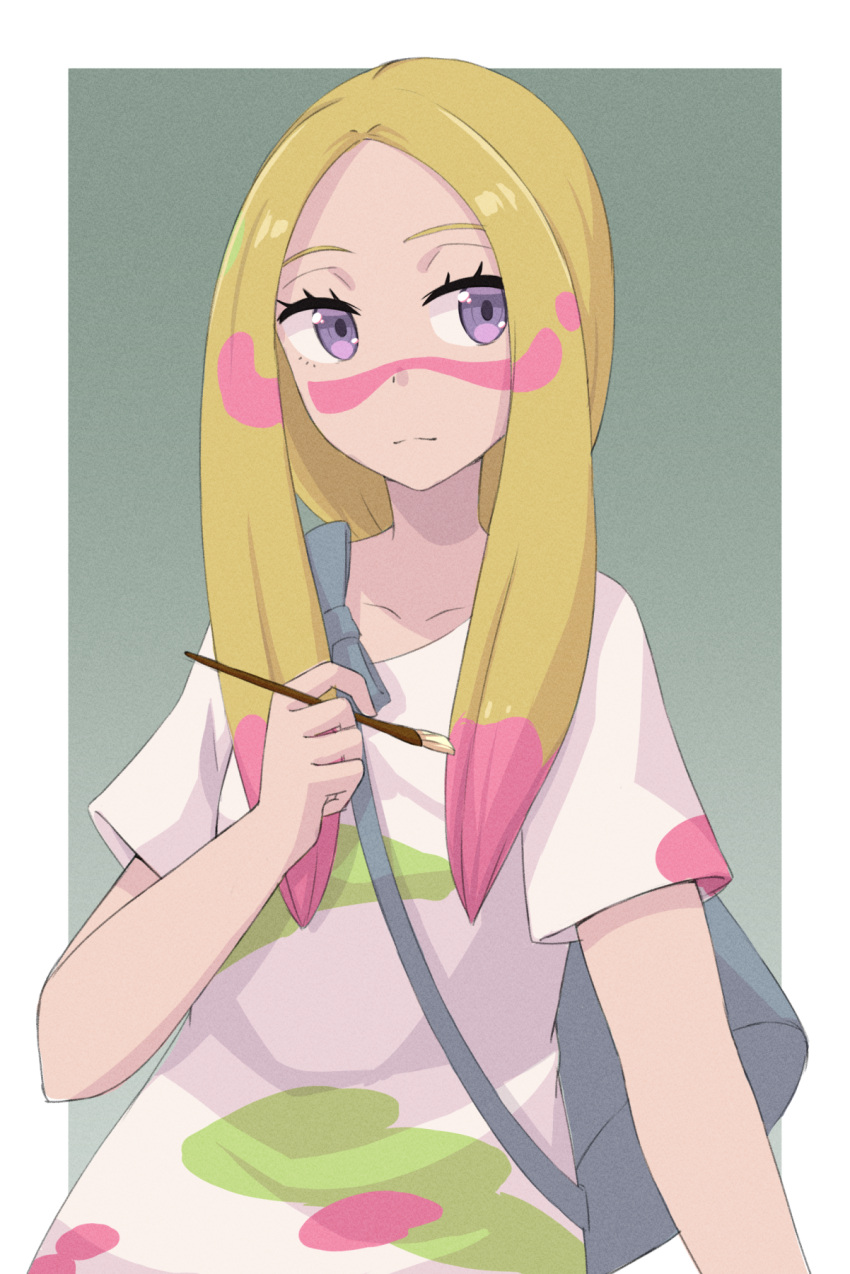 1girl blonde_hair border closed_mouth collarbone commentary_request eyelashes green_background grey_bag hand_up highres holding holding_paintbrush long_hair mina_(pokemon) multicolored_hair paintbrush pokemon pokemon_sm shirt short_sleeves sidelocks solo two-tone_hair umibato upper_body violet_eyes white_border