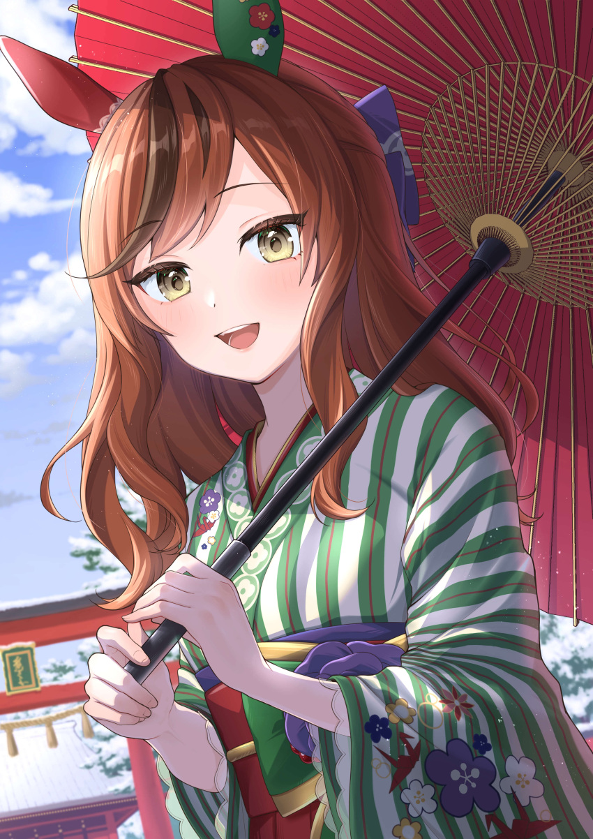 1girl absurdres animal_ears blurry blurry_background blush brown_eyes collarbone commentary_request fidgeting hair_ornament heavy_breathing highres holding holding_umbrella horse_ears horse_girl japanese_clothes kimono long_hair looking_at_viewer medium_hair nice_nature_(converging_wishes)_(umamusume) nice_nature_(umamusume) official_alternate_costume official_alternate_hairstyle oil-paper_umbrella open_mouth outdoors redhead sayosayo-0 shrine snow solo sparkle torii umamusume umbrella