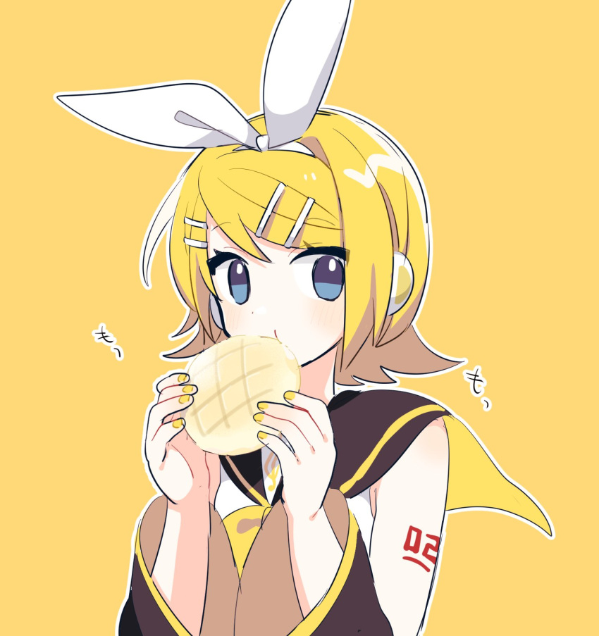 1girl blonde_hair blue_eyes blush bow bread detached_sleeves eating flipped_hair food hair_bow hair_ornament hairclip headphones highres holding holding_food kagamine_rin long_sleeves looking_at_viewer melon_bread sailor_collar shirt short_hair sleeveless sleeveless_shirt solo translation_request upper_body vocaloid yellow_background yoshiki