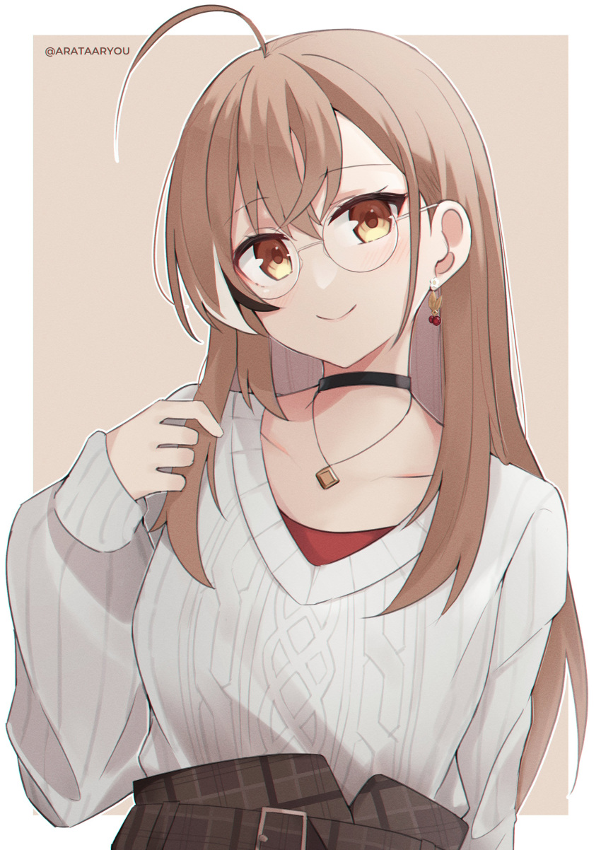 1girl absurdres ahoge aran_sweater arata_ryou belt berry black_choker brown_background brown_eyes brown_hair cable_knit choker crossed_bangs double-parted_bangs earrings food-themed_earrings glasses hair_between_eyes hand_up highres hololive hololive_english jewelry looking_at_viewer nanashi_mumei nanashi_mumei_(casual) necklace official_alternate_costume red_shirt round_eyewear shirt simple_background smile sweater upper_body virtual_youtuber white_sweater
