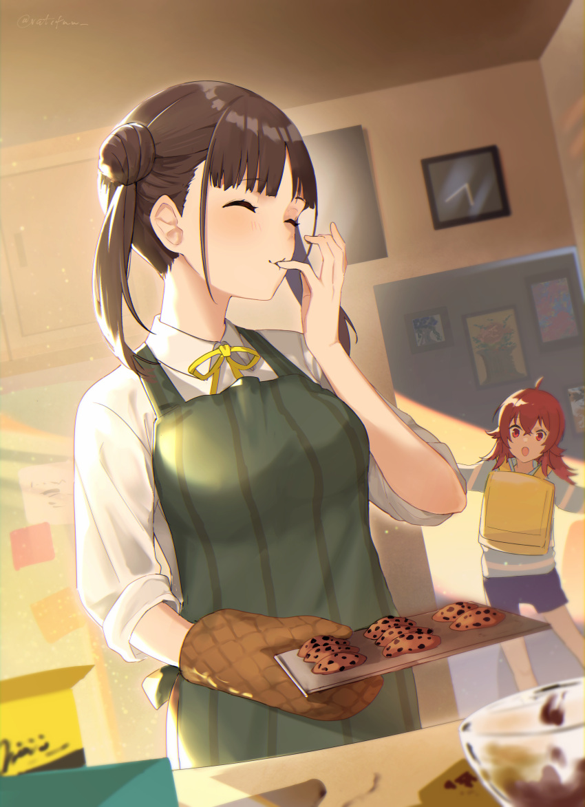absurdres apron backpack bag blue_jacket blue_shorts blunt_bangs blush brown_hair brown_mittens closed_eyes closed_mouth collared_shirt cookie dutch_angle finger_in_own_mouth food green_apron hair_bun highres holding holding_tray idolmaster idolmaster_shiny_colors indoors jacket komiya_kaho light_rays long_hair mittens neck_ribbon open_mouth oven_mitts ratifuu red_eyes redhead ribbon shirt short_twintails shorts sidelocks solo_focus sonoda_chiyoko tray twintails twitter_username upper_body white_shirt yellow_bag yellow_ribbon