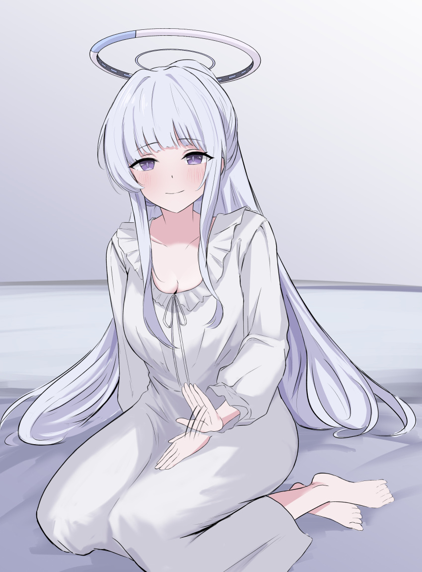 1girl 4jiri absurdres barefoot blue_archive blunt_bangs halo hand_on_own_thigh highres lap_pillow_invitation long_hair looking_at_viewer loungewear mechanical_halo noa_(blue_archive) official_alternate_costume pajamas seiza sitting smile violet_eyes white_hair white_halo