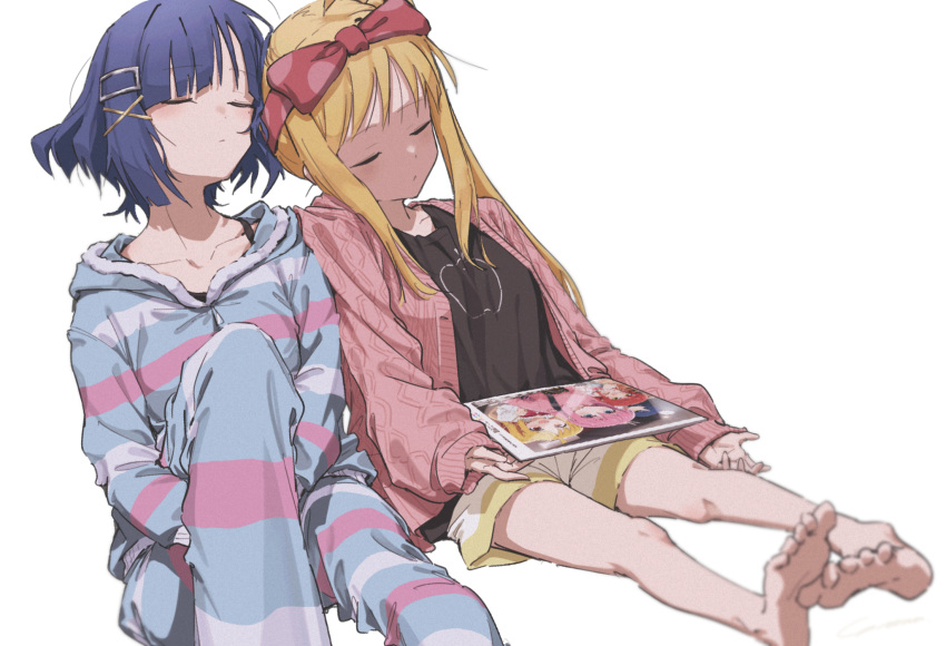 2girls apple_print bare_legs barefoot black_shirt blonde_hair blue_hair blurry bocchi_the_rock! bow cardigan closed_eyes collarbone commentary depth_of_field hair_bow hair_ornament highres hood ijichi_nijika knee_up leaning_on_person multiple_girls pajamas pink_cardigan record shirt sidelocks sleeping soles striped_clothes striped_pajamas white_background x_hair_ornament yamada_ryo yo_na