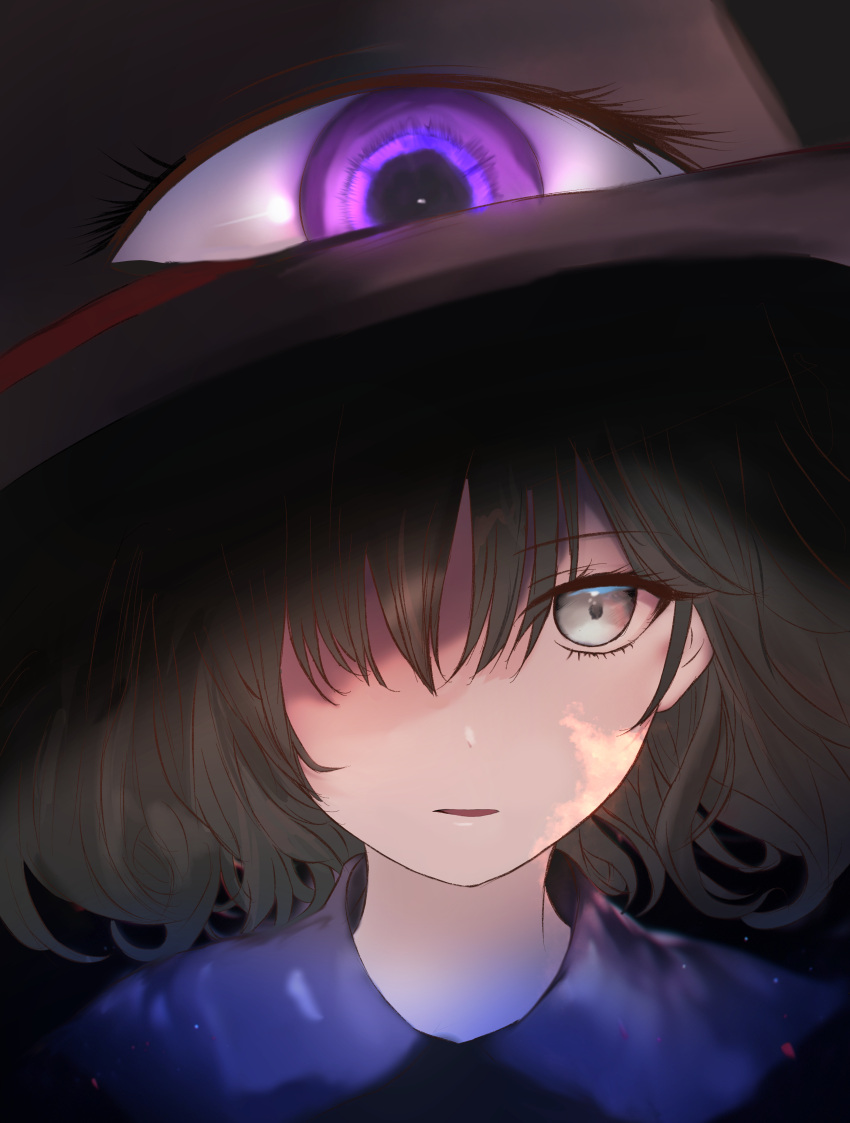 1other absurdres black_background black_hair black_headwear collar commentary_request cropped_shoulders dark enraku_tsubakura extra_eyes eyelashes grey_eyes hair_over_one_eye hat highres iris-san len'en looking_at_viewer other_focus parted_lips short_hair simple_background smile solo straight-on top_hat violet_eyes white_collar