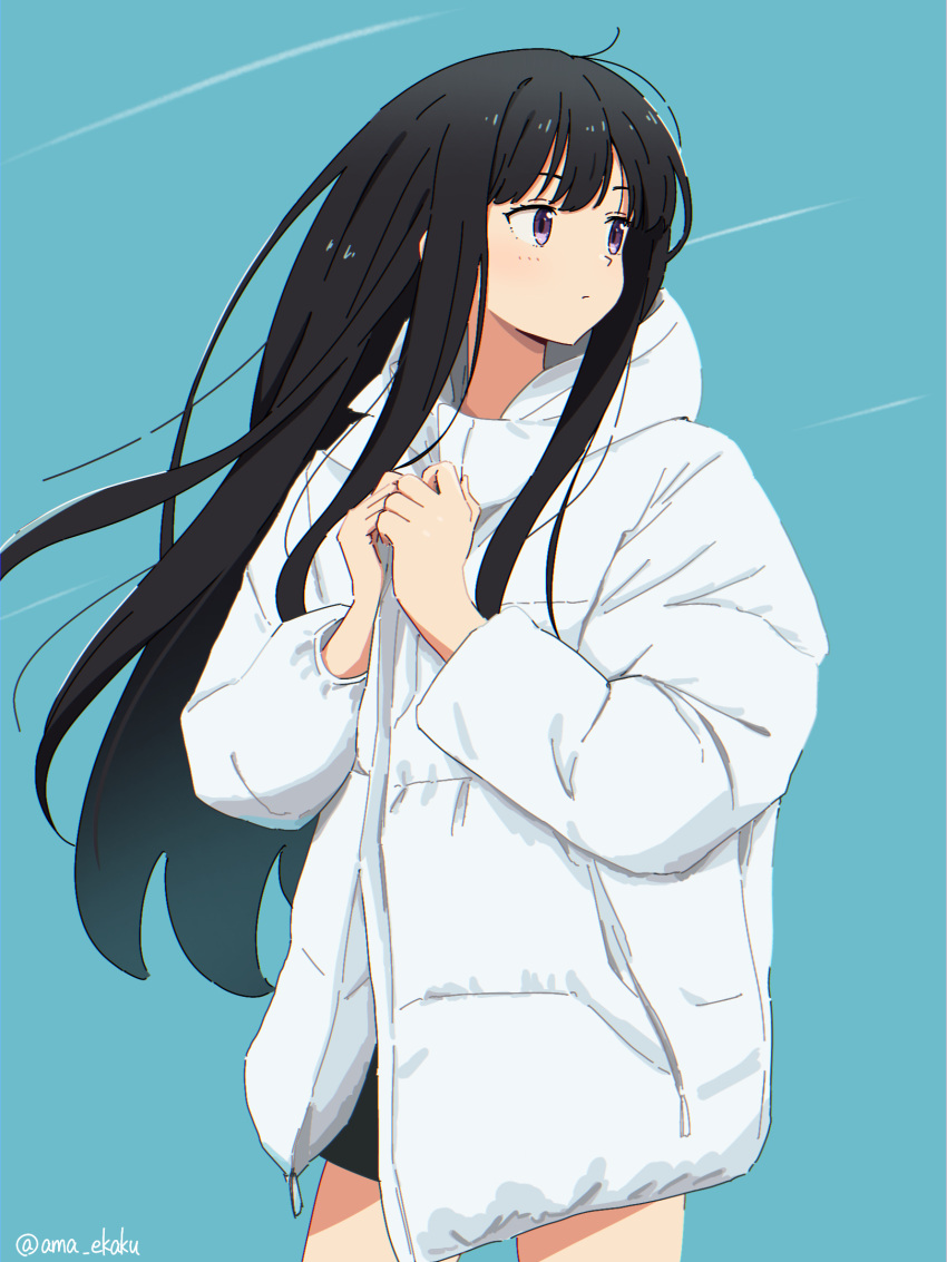 1girl ama_(ama_ekaku) artist_name black_hair black_shorts blue_background coat commentary_request down_jacket floating_hair hair_flowing_over highres inoue_takina jacket long_hair looking_to_the_side lycoris_recoil partial_commentary shorts sidelocks solo violet_eyes white_jacket wind winter_clothes winter_coat