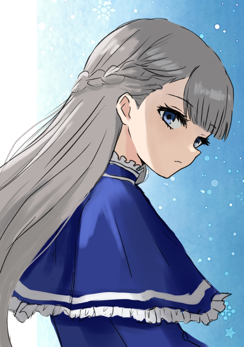 1girl absurdres blue_background blue_capelet blue_eyes blunt_bangs braid capelet closed_mouth commentary expressionless french_braid from_side gradient_background grey_hair highres lawine_(sousou_no_frieren) long_hair looking_at_viewer looking_to_the_side simple_background solo sousou_no_frieren upper_body white_background yuurururun
