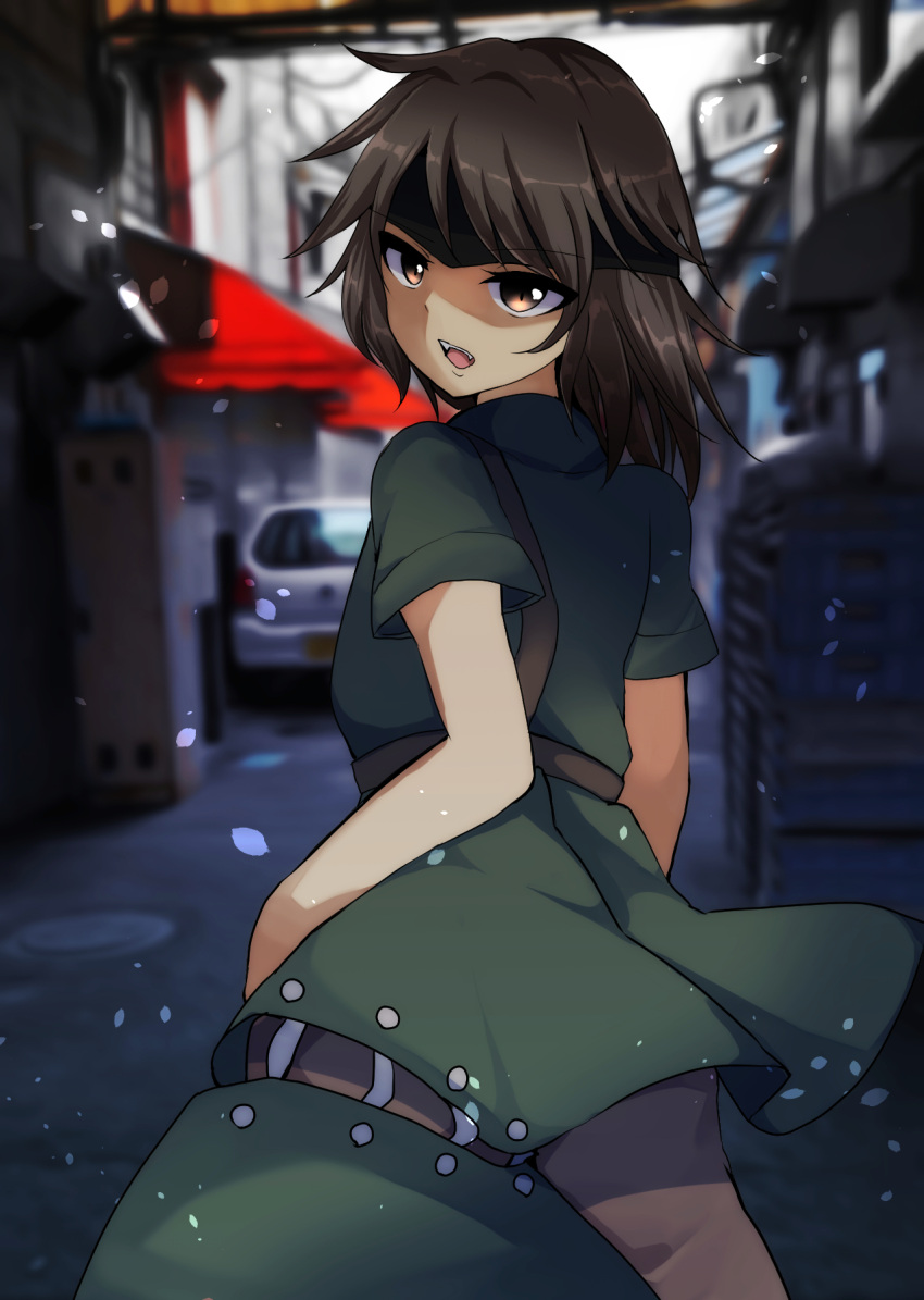 1other androgynous asymmetrical_clothes asymmetrical_coat belt black_headband blurry blurry_background brown_belt brown_eyes brown_hair brown_pants coat commentary_request cowboy_shot fangs green_coat headband highres kurohebi len'en looking_at_viewer looking_back medium_hair open_mouth other_focus ougi_hina pants short_sleeves solo