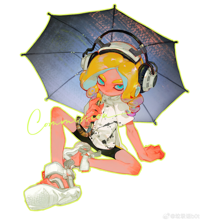 1boy absurdres bare_legs black_shorts blonde_hair commission creamyghost full_body headphones highres holding holding_umbrella looking_at_viewer male_focus medium_hair multicolored_hair octoling octoling_boy outline paint_splatter purple_hair purple_umbrella sandals shirt short_sleeves shorts simple_background sitting solo splatoon_(series) splatoon_3 streaked_hair t-shirt tentacle_hair umbrella watermark weibo_logo weibo_username white_background yellow_outline