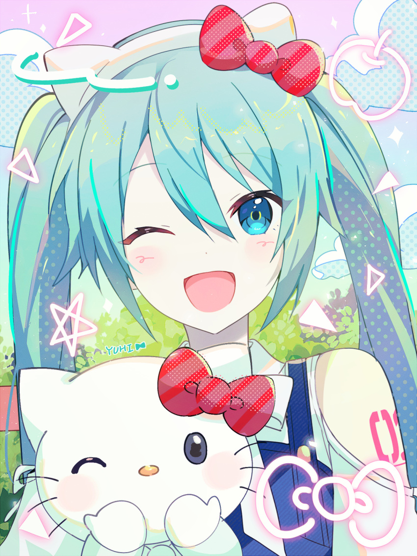 1girl blue_dress blue_sky blush bow clouds commentary dress gradient_sky green_eyes green_hair hair_bow hatsune_miku hello_kitty hello_kitty_(character) highres looking_at_viewer number_tattoo one_eye_closed open_mouth outdoors pinafore_dress pink_sky project_sekai red_bow sanrio shirt shoulder_tattoo signature sky sleeveless sleeveless_dress smile star_(symbol) tattoo twintails vocaloid white_shirt yuhi_(hssh_6)