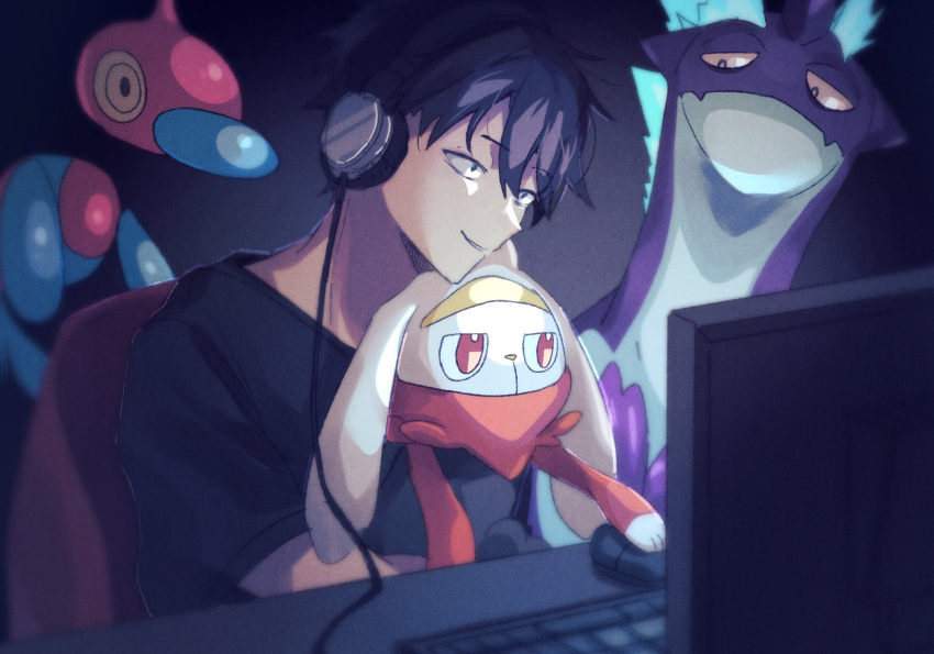 1boy at_computer bandana black_eyes black_hair black_shirt character_request commentary computer crossover dark_background gradient_background hair_between_eyes headphones highres kagerou_project keyboard_(computer) kisaragi_shintarou looking_at_screen looking_at_viewer male_focus mokemoke_chan monitor mouse_(computer) parted_lips pokemon pokemon_(creature) red_bandana red_eyes shirt short_hair short_sleeves smile symbol-only_commentary t-shirt upper_body