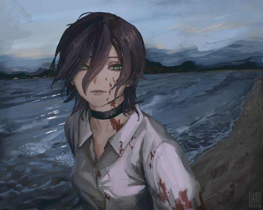 1girl beach black_choker black_hair blood blood_on_clothes blood_on_face chainsaw_man choker closed_mouth collared_shirt commentary english_commentary floating_hair footprints green_eyes hair_between_eyes highres lips looking_at_viewer ocean outdoors reze_(chainsaw_man) sand shirt short_hair sky solo taorotana water white_shirt