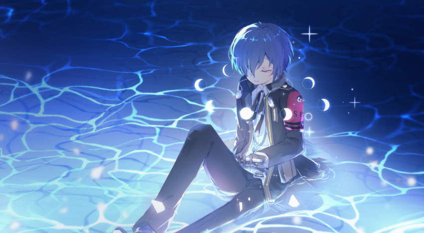 1boy armband black_gloves black_jacket black_pants black_ribbon blue_hair closed_eyes closed_mouth collared_shirt digital_media_player feet_out_of_frame gloves hair_over_one_eye headphones headphones_around_neck highres holding jacket knee_up male_focus moon_phases neck_ribbon ocean open_clothes open_jacket pants partially_submerged persona persona_3 persona_3_reload red_armband ribbon shirt short_hair sitting smile solo sparkle tatsuya_yan0102 water white_shirt wing_collar yuuki_makoto