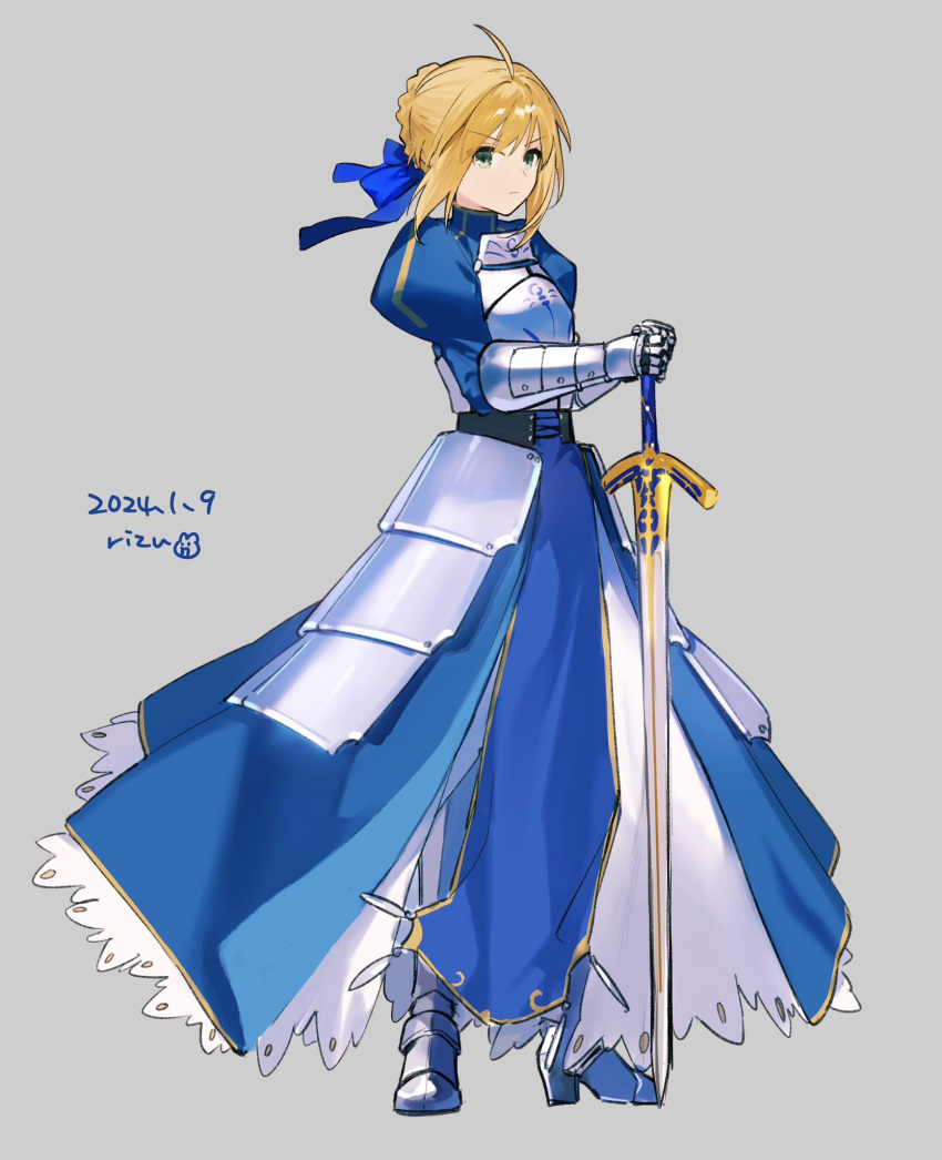 1girl ahoge armor armored_boots armored_dress artoria_pendragon_(fate) blonde_hair boots fate_(series) gauntlets green_eyes grey_background hair_ribbon highres ribbon rizu033 saber_(fate) short_hair simple_background solo sword weapon