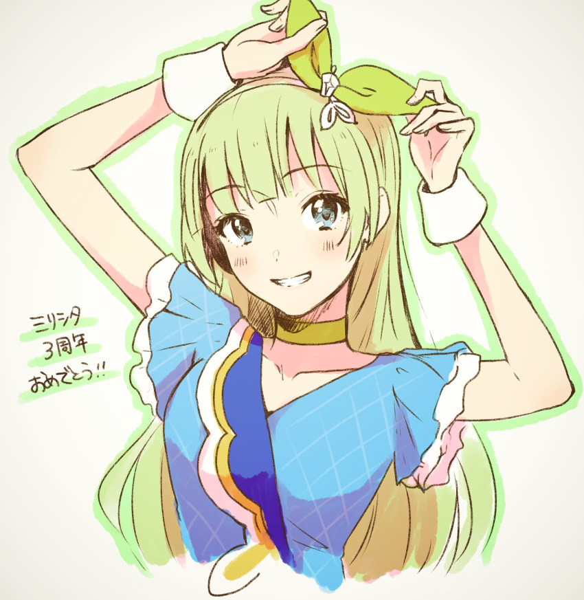 1girl adjusting_bow argyle argyle_shirt argyle_sleeves blue_shirt blue_sleeves blunt_bangs bow collarbone commentary_request fingernails frilled_sleeves frills green_bow green_hair green_outline grey_background grey_eyes grin hair_bow hairband highres idolmaster idolmaster_million_live! light_blush long_hair looking_at_viewer outline shimabara_elena shirt short_sleeves simple_background smile solo translation_request upper_body white_hairband white_wrist_cuffs witoi_(roa) wrist_cuffs