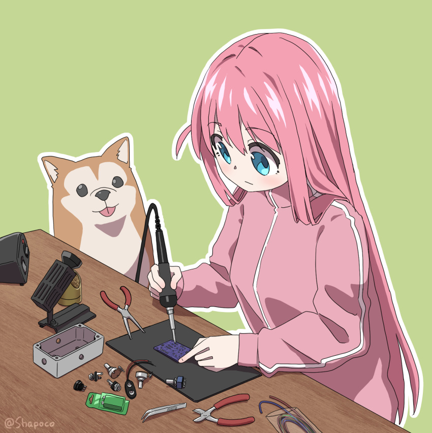 1girl artist_name battery blue_eyes bocchi_the_rock! circuit_board closed_mouth dog effects_pedal gotoh_hitori green_background highres holding jacket long_hair long_sleeves outline pink_hair pink_jacket pliers shapoco simple_background single_vertical_stripe soldering soldering_iron solo straight_hair table track_jacket tweezers twitter_username white_outline wire