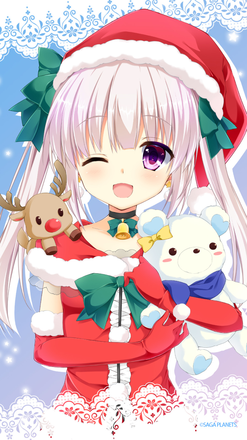 1girl ;d alternate_costume bell black_choker blue_background blunt_bangs blush bow caminal_le_pultaia_sortilege_sisua choker christmas company_name elbow_gloves fur-trimmed_gloves fur_trim gloves green_bow grey_hair hair_bow hands_up happy hat highres hisama_kumako holding holding_stuffed_toy kin-iro_loveriche long_hair looking_at_viewer neck_bell official_art official_wallpaper one_eye_closed open_mouth pom_pom_(clothes) red_shirt santa_costume santa_gloves santa_hat shirt simple_background smile solo star_(symbol) straight_hair stuffed_animal stuffed_reindeer stuffed_toy teddy_bear twintails upper_body violet_eyes