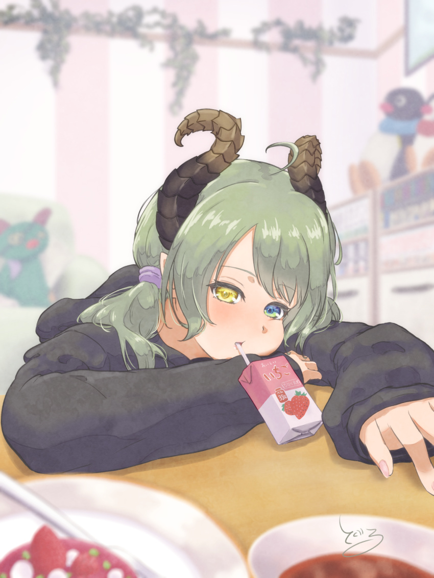1girl ahoge black_hoodie blue_eyes blurry blurry_background blurry_foreground blush brown_horns character_doll commentary_request couch curled_horns curry food fork fruit green_hair heterochromia highres hood hood_down hoodie horns indoors juice_box long_sleeves looking_at_viewer low_twintails medium_bangs medium_hair mirror nanashi_inc. open_mouth pingu pingu_(series) pink_nails plant plate sekishiro_mico solo strawberry table twintails upper_body vines virtual_youtuber yellow_eyes yunagi_teguru