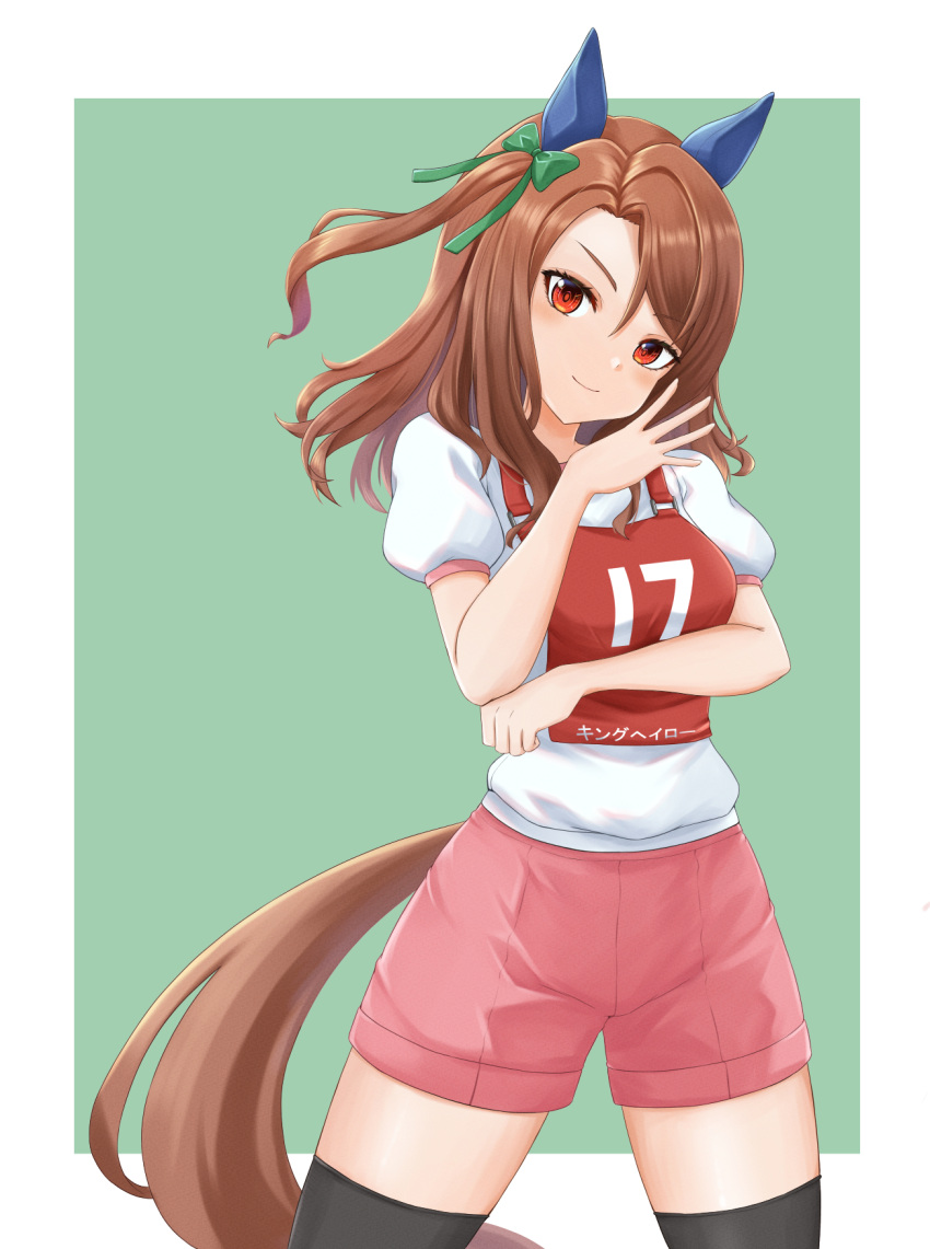 1girl animal_ears black_thighhighs bow brown_hair character_name closed_mouth commentary cowboy_shot ear_covers green_background green_bow gym_shirt gym_shorts gym_uniform hair_bow head_tilt highres horse_ears horse_girl horse_tail kemuri_(etep3372) king_halo_(umamusume) long_hair looking_at_viewer one_side_up pink_shorts race_bib red_eyes shirt short_sleeves shorts smile solo standing swept_bangs tail thigh-highs translated umamusume white_shirt