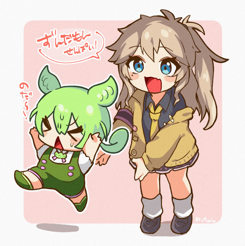 &gt;_&lt; 2girls armband arms_up black_armband black_shirt blue_eyes blush_stickers border brooch brown_hair cardigan chibi collared_shirt commentary_request fang fleeing full_body green_footwear green_hair green_overalls highres jewelry kasukabe_tsumugi leg_warmers loafers long_hair looking_at_another low_ponytail micchan_(bonyu0430) miniskirt mole mole_under_eye multiple_girls necktie off_shoulder one_side_up open_cardigan open_clothes open_mouth outline outside_border overall_shorts overalls pink_background pleated_skirt raised_eyebrows running shirt shoes short_sleeves simple_background skin_fang skirt smile speech_bubble standing sweatdrop triangle_mouth voicevox white_border white_outline white_shirt yellow_cardigan yellow_necktie zundamon