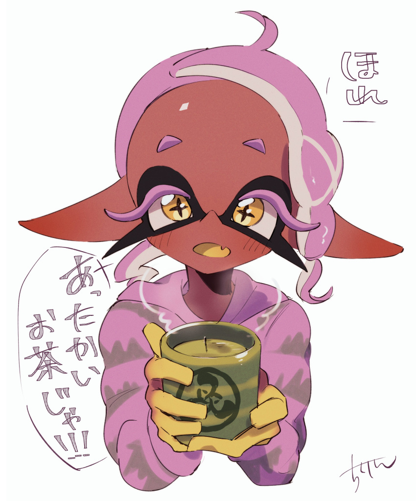 1girl absurdres alternate_hair_color chikuwa_tempura colored_eyelashes commentary_request cropped_torso cup dark-skinned_female dark_skin drink eyelashes frye_(splatoon) gloves highres long_pointy_ears looking_at_viewer medium_hair open_mouth pointy_ears purple_hair simple_background solo splatoon_(series) splatoon_3 star-shaped_pupils star_(symbol) steam symbol-shaped_pupils tentacle_hair thick_eyebrows translation_request upper_body white_background yellow_eyes yellow_gloves