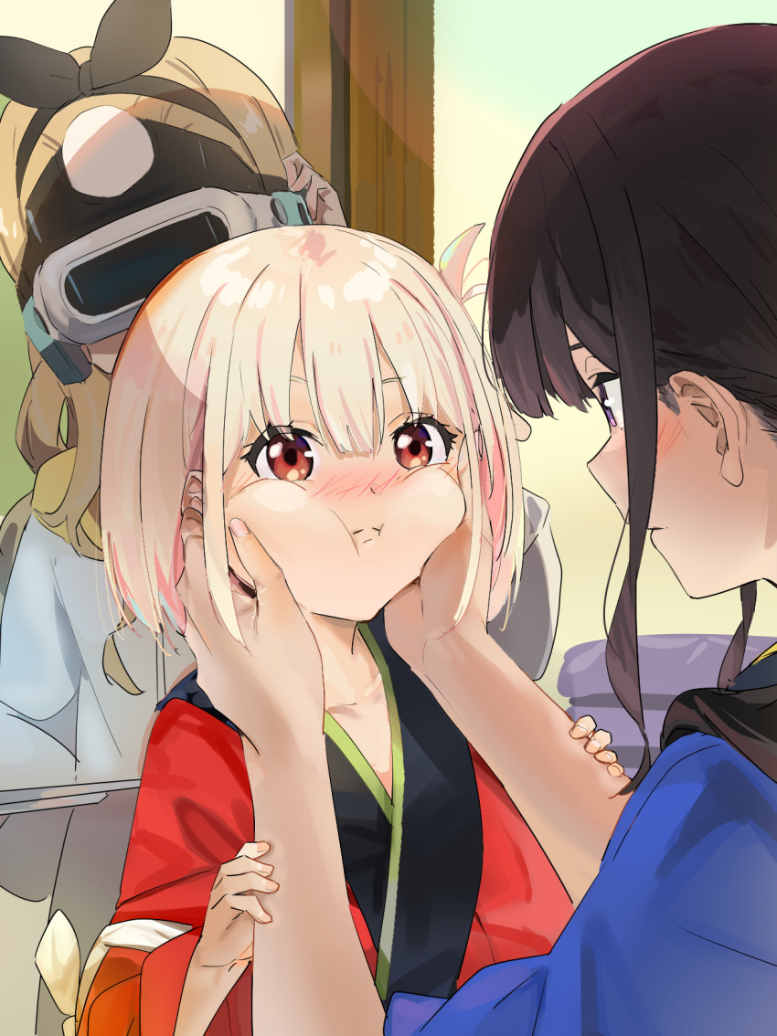 3girls aged_down black_hair black_ribbon blonde_hair blue_kimono blush cheek_squash closed_mouth collarbone commentary_request eye_contact funi_mu9 hair_ribbon head-mounted_display highres indoors inoue_takina japanese_clothes kimono kurumi_(lycoris_recoil) long_hair looking_at_another lycoris_recoil multiple_girls nishikigi_chisato official_alternate_costume one_side_up partial_commentary red_eyes red_kimono ribbon short_hair sidelocks violet_eyes